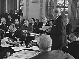 1938, face � la flamb�e brutale d�antis�mitisme et devant le drame v�cu par tous les pers�cut�s du r�gime nazi qui cherchent � fui...