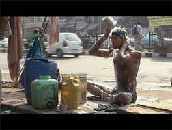 Sanjay est un gitan du Rajasthan. Il a 22 ans, un sourire de tombeur et une énergie débordante. Il vit sous une tente avec ses p...