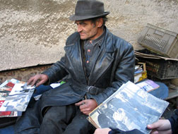 Cogneur. Ivrogne. Visionnaire. Marginal. Artiste. Sans-abri. Génial. Le portrait fascinant de Ion Bârlàdeanu.
L'histoire toucha...