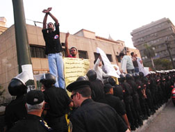 Le 25 janvier 2011, l’Egypte se soulève. Le monde entier est pris de court : en quelques jours à peine, la rébellion populair...