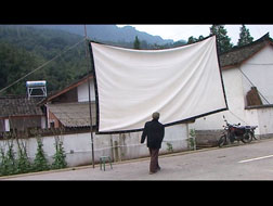 Depuis 37 ans, d’abord à pied, ensuite à vélo et à moto, He Fu Quang sillonne les petites routes du Sichuan en apportant par...