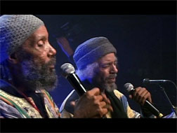 En 1968, des poètes de Harlem créent THE LAST POETS. Avec des mots comme des rafales de mitraillette, le groupe culte dénonce l...